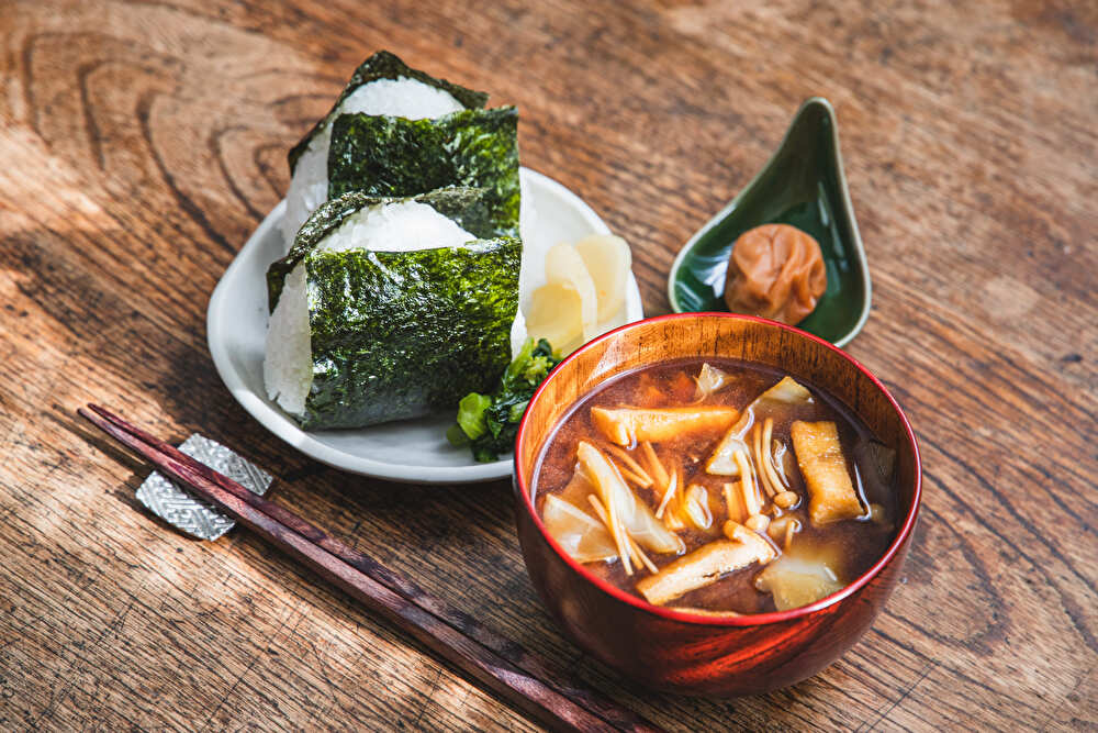 梅雨の時期は湿度が高く、食べ物が傷みやすいため、保存食として「梅干し」や「味噌」がよく使われました。